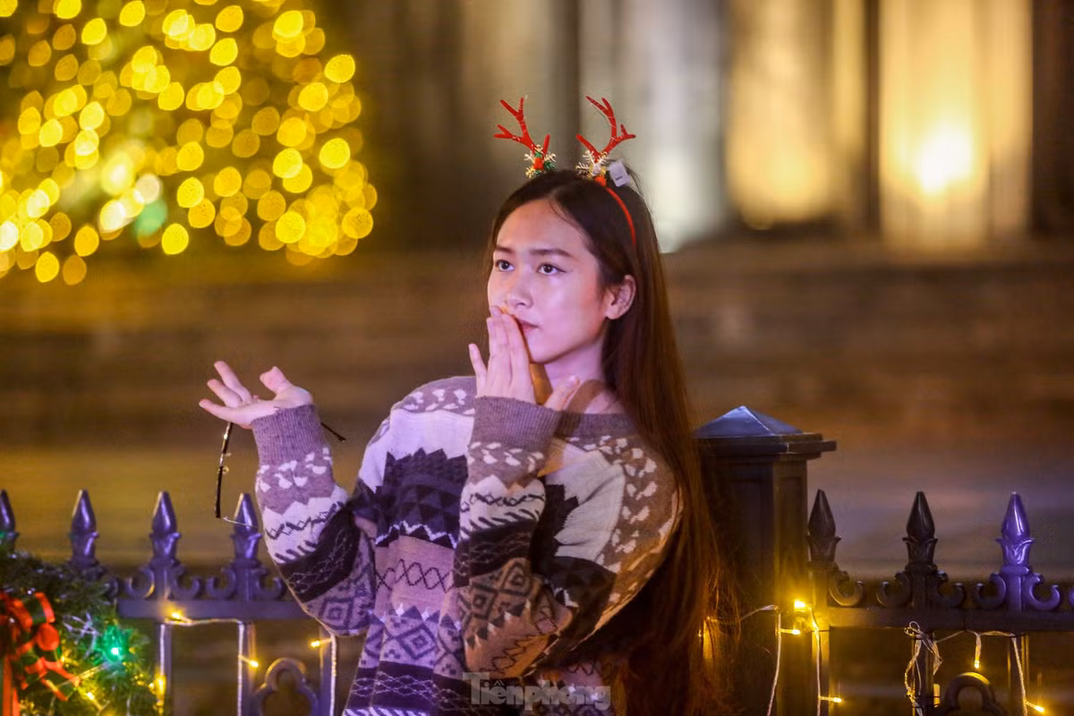 Được biết, công tác trang trí Nhà thờ Lớn được thực hiện từ đầu tháng 12. Cây thông Noel lớn được dựng ngay trước cửa Nhà thờ Lớn Hà Nội đi kèm với tiểu cảnh hang đá mô phỏng quá trình ra đời của Chúa hài đồng.