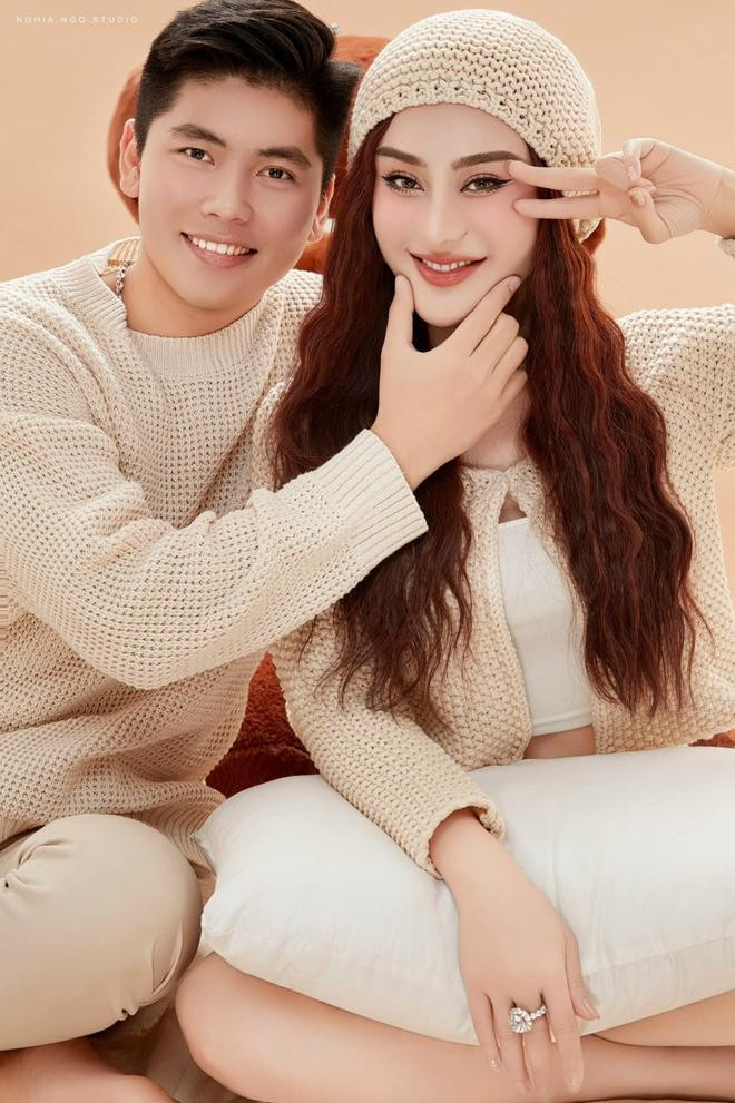 Lam Khanh Chi ngam cong nhan moi quan he voi tro ly kem 21 tuoi