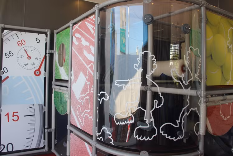 Khu vui chơi dành cho thiếu nhi có nhân viên quản lý để các bậc phụ huynh thoải mái thưởng thức cà phê, ẩm thực.