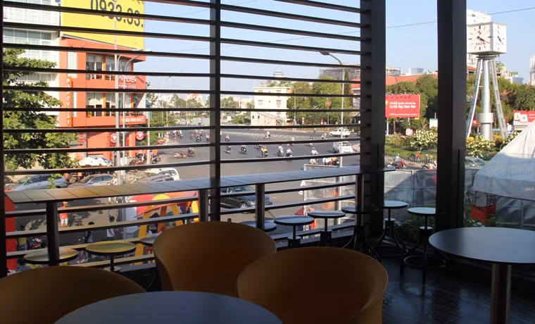 Nhà hàng được xây dựng 2 tầng với hơn 350 chỗ ngồi với cảnh quan tuyệt đẹp, nhìn xuống tuyến đường xuyên trung tâm thành phố.