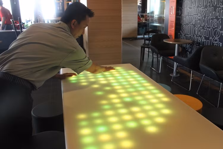 Mặt bàn cảm ứng tạo sự thích thú cho thực khách.