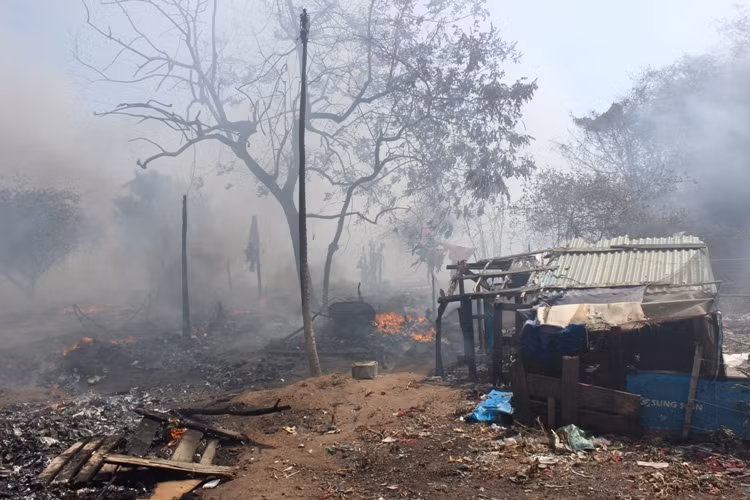 Do địa hình phức tạp nên trong thời gian rất ngắn, lửa lan rộng vào bãi rác và thiêu rụi 5 căn nhà cùng toàn bộ tài sản của hơn 20 người dân sinh sống tại đây. Phòng cảnh sát PCCC Dĩ An đã điều nhiều phương tiện và lính cứu hỏa đến dập lửa. Tuy nhiên, đến hơn 15h cùng ngày, đám cháy vẫn chưa được khống chế.