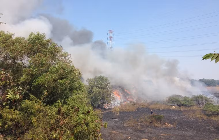 Lửa nhanh chóng lan rộng, bốc cao hàng chục mét, đe dọa đường dây tải điện 500kV...