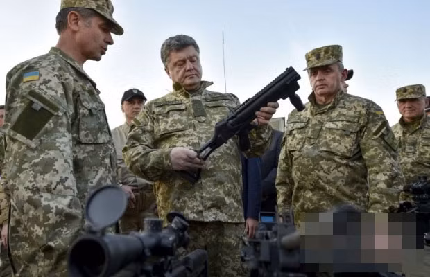 Tổng thống Poroshenko đi thi sát đơn vị quân đội ở tỉnh Zhymotyr ngày 4/10.
