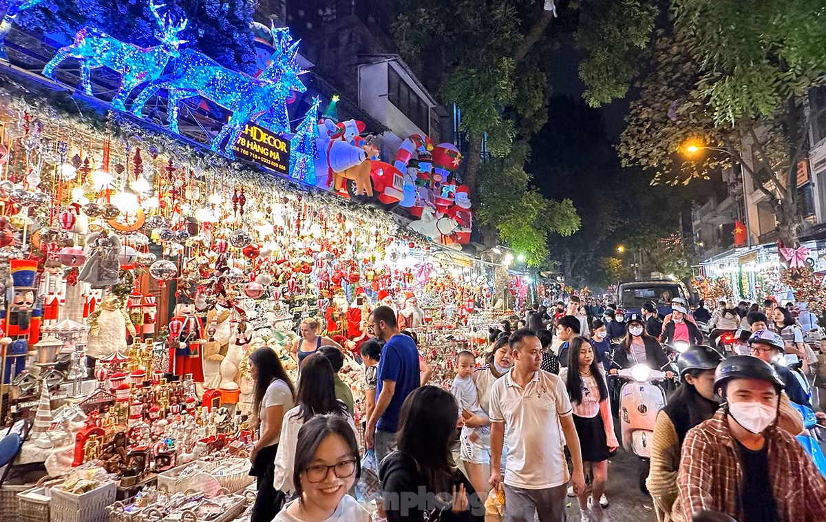 Không khí nhộn nhịp "người mua kẻ bán" trên phố Hàng Mã diễn ra tấp nập cả ngày.