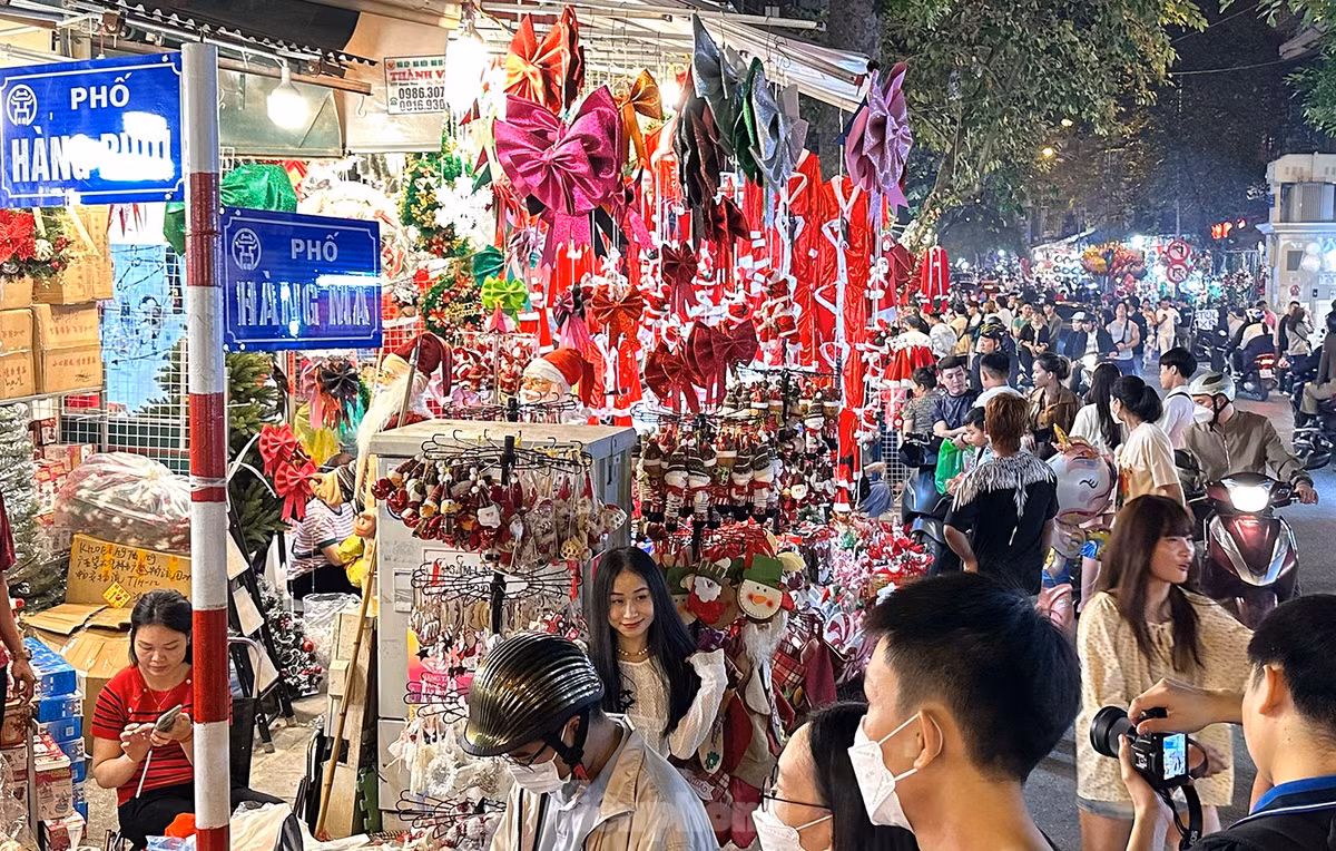 Một chủ cửa hàng tại phố Hàng Mã chia sẻ, năm nay có nhiều mẫu mã đa dạng hơn năm ngoái nhằm phục vụ nhu cầu mua bán của khách hàng. Về giá thành, các mặt hàng dao động từ 30 nghìn đồng trở lên.