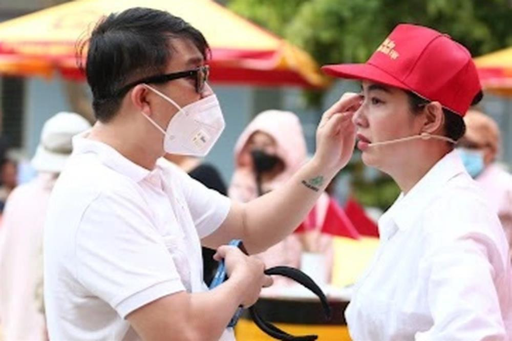 hiều lúc, Tuấn Khải còn "hộ tống" vợ đến phim trường, ở bên cạnh chăm sóc chu đáo khiến nhiều người cũng cảm thấy hạnh phúc "lây" (Ảnh: Facebook nhân vật).