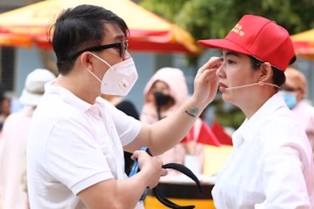 Nhiều lúc, Tuấn Khải còn "hộ tống" vợ đến phim trường, ở bên cạnh chăm sóc chu đáo khiến nhiều người cũng cảm thấy hạnh phúc "lây" (Ảnh: Facebook nhân vật).