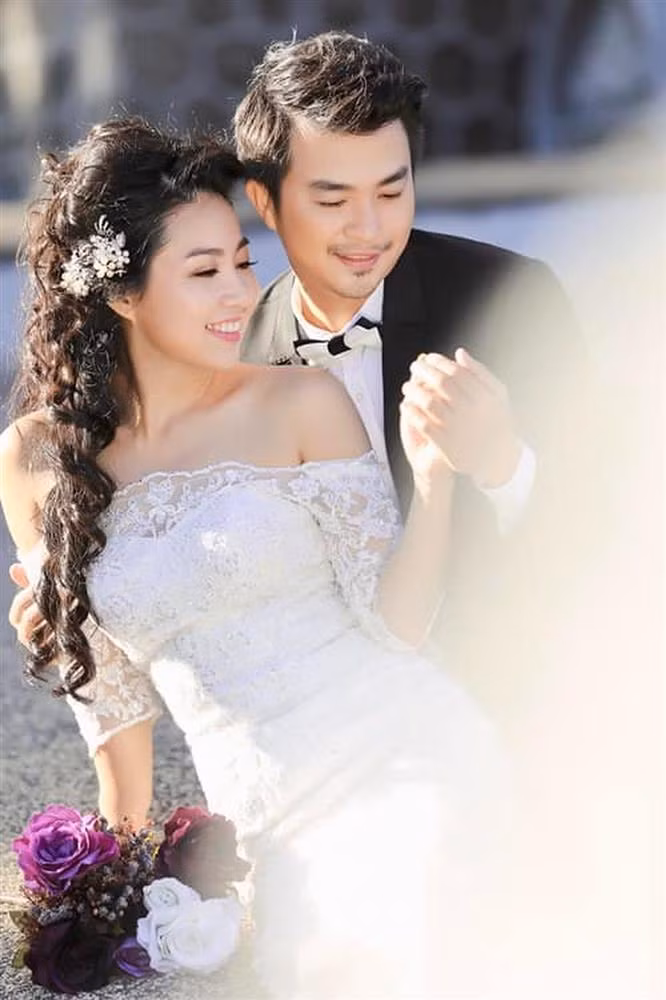 Mới đây trên Facebook cá nhân, diễn viên Lê Khánh đã chia sẻ ảnh cưới của mình và ông xã Tuấn Khải, đánh dấu kỷ niệm 9 năm kể từ ngày cả 2 trở thành vợ chồng, kèm theo đó là lời hứa hẹn yêu nhau nhiều hơn nữa.