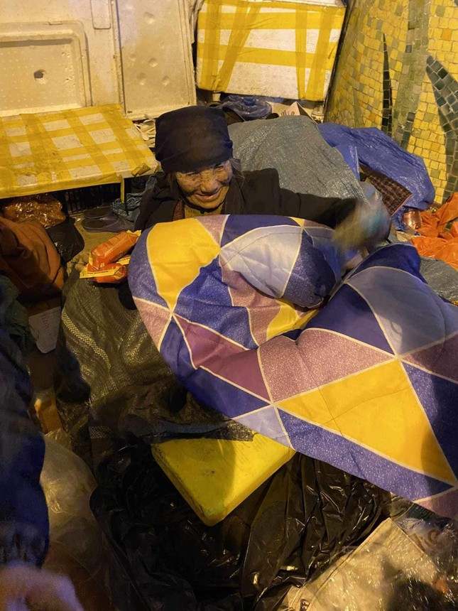 Nhung 'ong ba gia Noel' lam am pho dem-Hinh-3