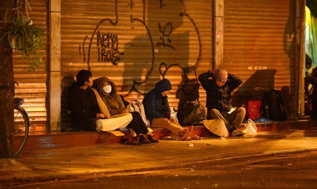 Nhung 'ong ba gia Noel' lam am pho dem