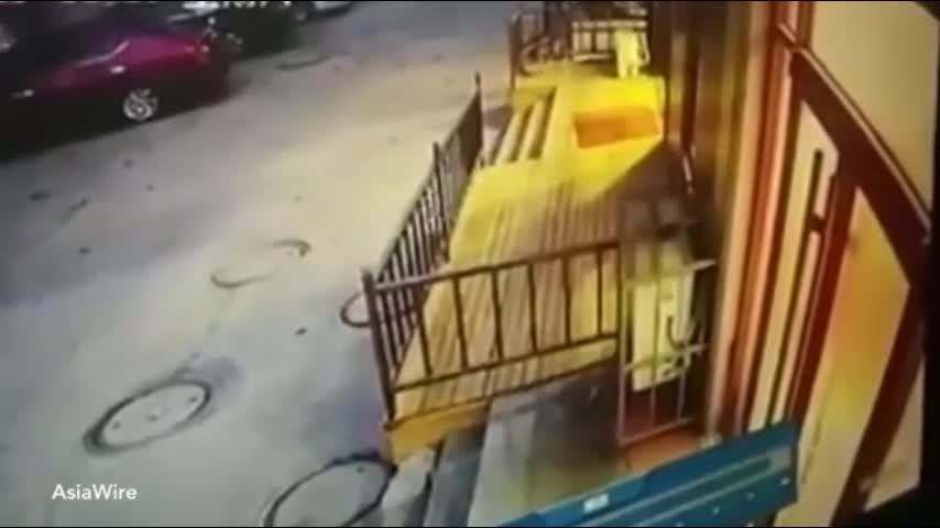 Video: Thay tui bong den bi vut truoc cua, nhan vien soc khi kiem tra