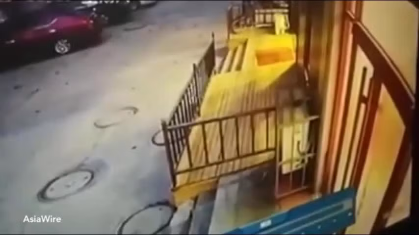 Video: Thay tui bong den bi vut truoc cua, nhan vien soc khi kiem tra