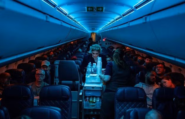 Su that dong troi ve nhung coc ca phe tren may bay