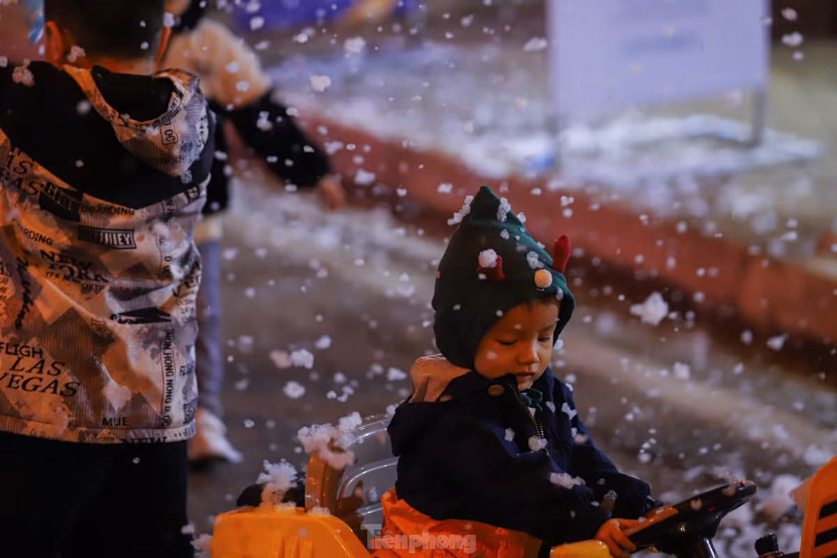 Trẻ em thích thú với những bông tuyết rơi thành từng chùm nhỏ này.