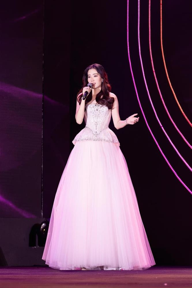 Nam Em đi diễn mặc đồ giá trăm bảy vẫn khoe body cong vút - Hình 6 Nam Em di dien mac do gia tram bay van khoe body cong vut-Hinh-6