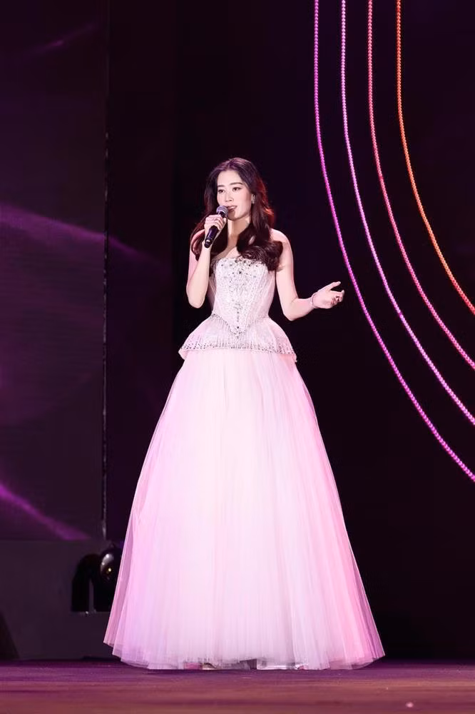 Nam Em di dien mac do gia tram bay van khoe body cong vut-Hinh-6