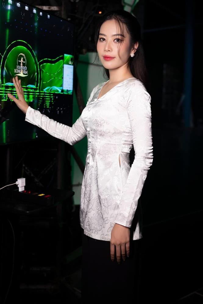 Nam Em đi diễn mặc đồ giá trăm bảy vẫn khoe body cong vút - Hình 5 Nam Em di dien mac do gia tram bay van khoe body cong vut-Hinh-5