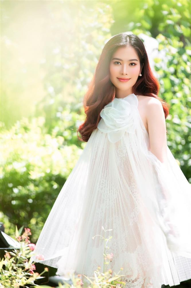 Nam Em đi diễn mặc đồ giá trăm bảy vẫn khoe body cong vút - Hình 8 Nam Em di dien mac do gia tram bay van khoe body cong vut-Hinh-8