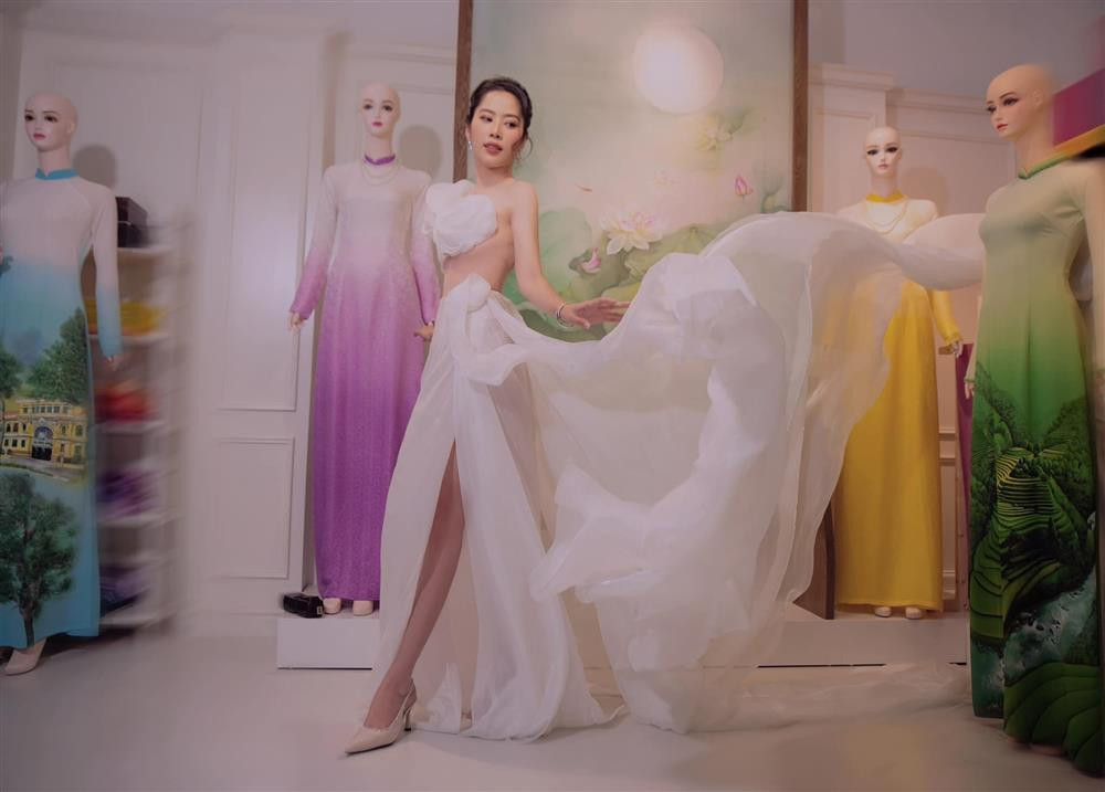 Nam Em đi diễn mặc đồ giá trăm bảy vẫn khoe body cong vút - Hình 7 Nam Em di dien mac do gia tram bay van khoe body cong vut-Hinh-7