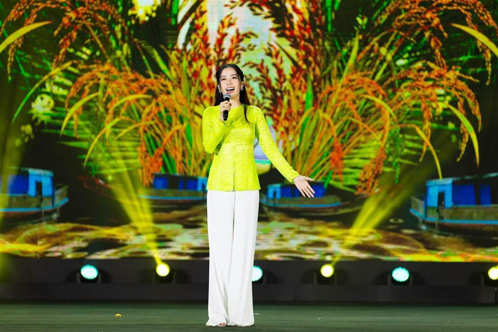 Nam Em đi diễn mặc đồ giá trăm bảy vẫn khoe body cong vút - Hình 2 Nam Em di dien mac do gia tram bay van khoe body cong vut-Hinh-2