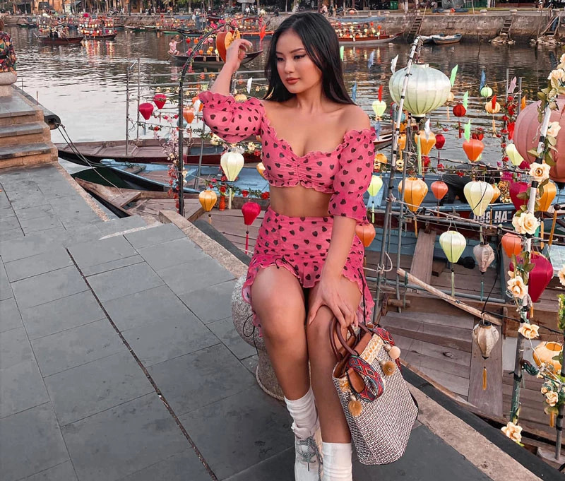 Nhờ thường xuyên tập gym và duy trì chế độ ăn uống khoa học nên hot girl Đinh Thị Phương Thảo (Ashley Dinh) sở hữu thân hình nóng bỏng khiến nhiều người phụ nữ khác phải mơ ước. Bên cạnh đó, người đẹp 31 tuổi có gu ăn mặc khá sành điệu.