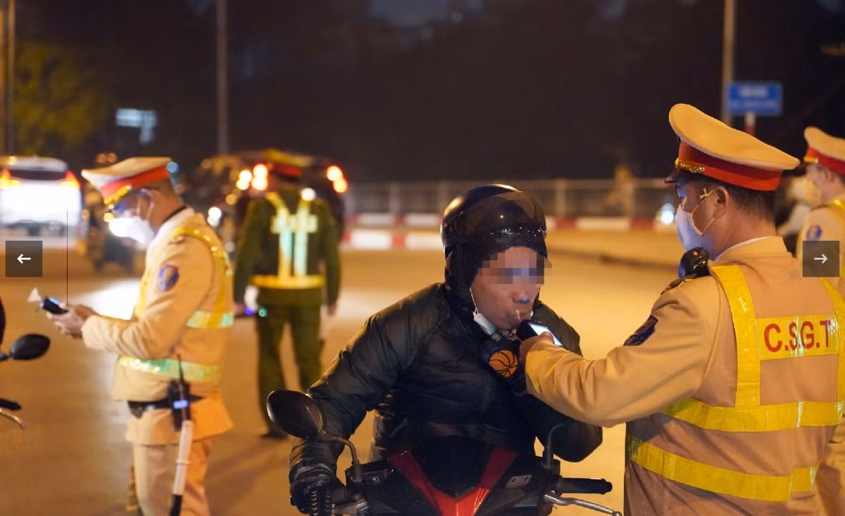 Không chỉ kiểm tra ngẫu nhiên đối với các tài xế xe ô tô, hơn 100 tài xế xe máy cũng được Đội CSGT - trật tự đề nghị kiểm tra định tính qua thiết bị phát hiện nồng độ cồn. Những trường hợp nào được máy báo phát hiện có nồng độ, lực lượng chức năng tiếp tục kiểm tra định tính.