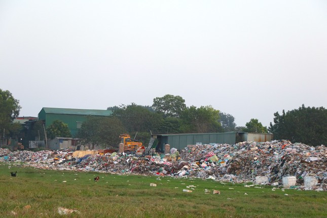 Được biết, nguyên nhân rác thải ùn ứ thời gian qua ở đây là do khu xử lý rác thải Xuân Sơn ngừng tiếp nhận rác nhiều tháng nay. Rác thải sinh hoạt trên địa bàn huyện Thạch Thất không được thu gom, vận chuyển tập kết về các điểm chuyển tải của các xã dẫn đến tình trạng tồn, ứ rác tại các nơi tập kết tạm thời.