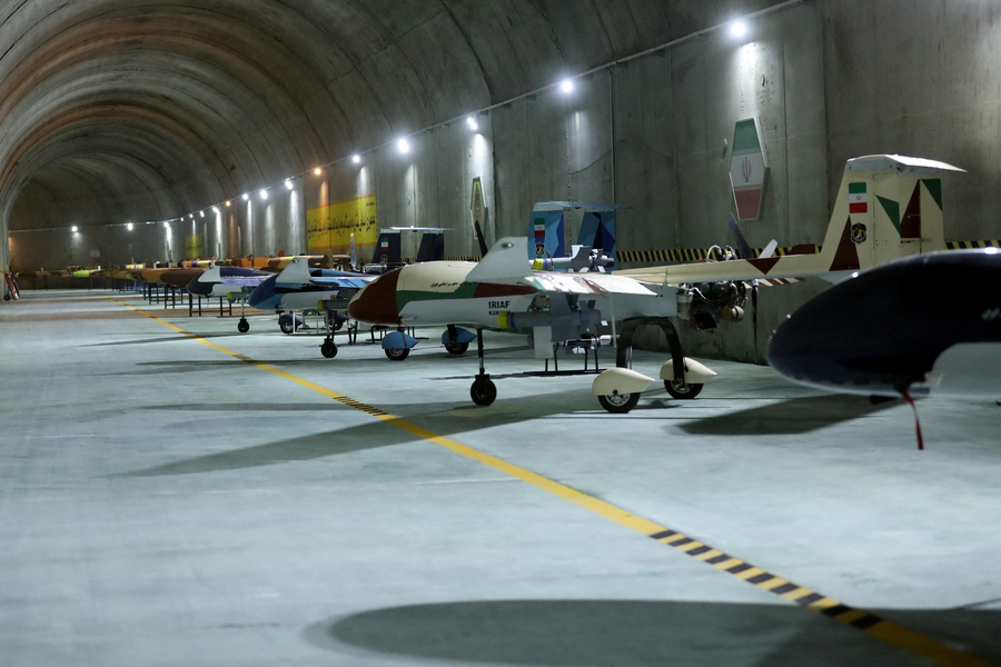 Bên trong, nhiều drone được trang bị tên lửa nằm xếp hàng.