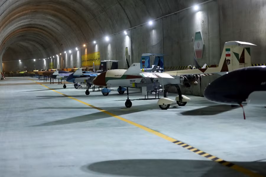 Bên trong, nhiều drone được trang bị tên lửa nằm xếp hàng.