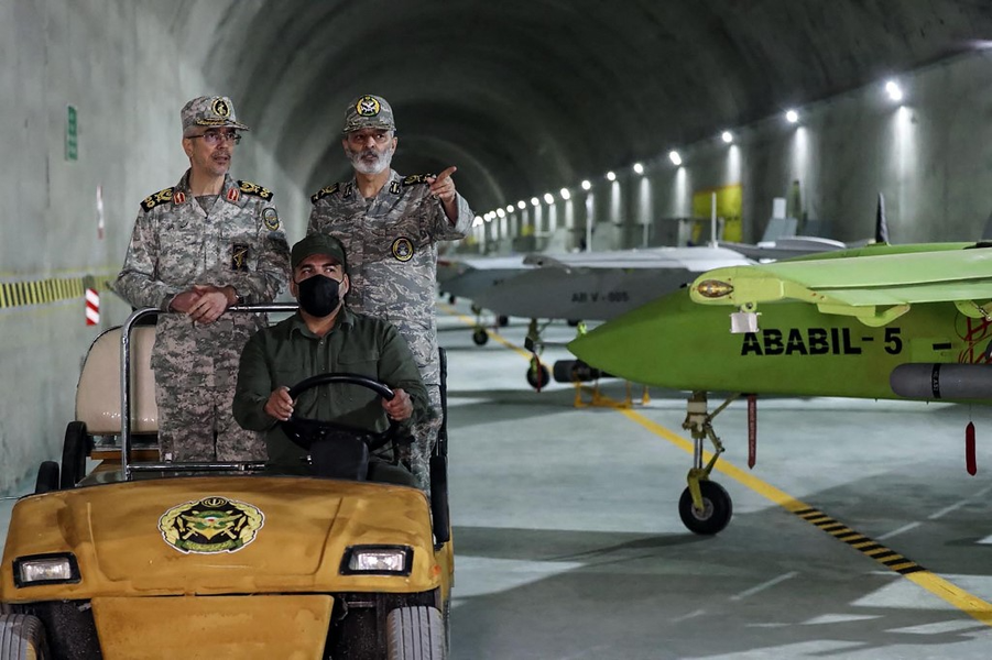 Căn cứ được xây dựng với nhiều đường hầm bằng bê tông và những người bên trong phải dùng xe tương tự xe buggy trong sân golf để di chuyển.