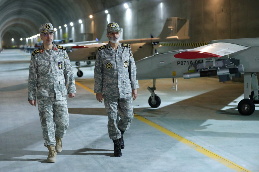 Hình ảnh cho thấy hàng loạt máy bay không người lái được trang bị tên lửa nằm trong một đường hầm, nơi được cho là nằm sâu vài trăm mét dưới lòng đất.