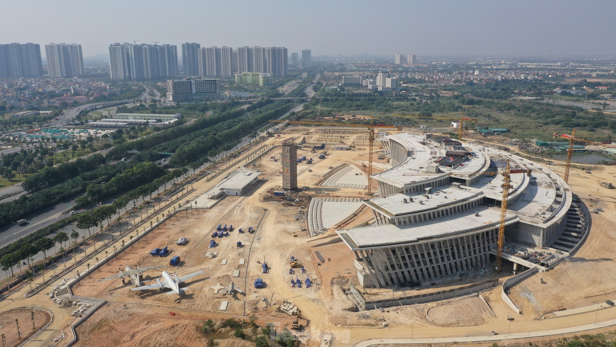 Thượng tá Lê Vũ Huy - Giám đốc Bảo tàng Lịch sử Quân sự Việt Nam cho biết, dự án sau khi hoàn thành sẽ trưng bày 8 chuyên đề, 7 bộ sưu tập và 12 chuyên ngành quân sự của Quân đội Nhân dân Việt Nam. Bên ngoài tòa nhà sẽ có các công trình phục dựng quân sự, trưng bày các vũ khí lớn... Ở giai đoạn 1, bảo tàng sẽ trưng bày 6 chủ đề về tiến trình lịch sử, giới thiệu về lịch sử quân sự Việt Nam từ thời Hùng Vương dựng nước tới thời đại Hồ Chí Minh.