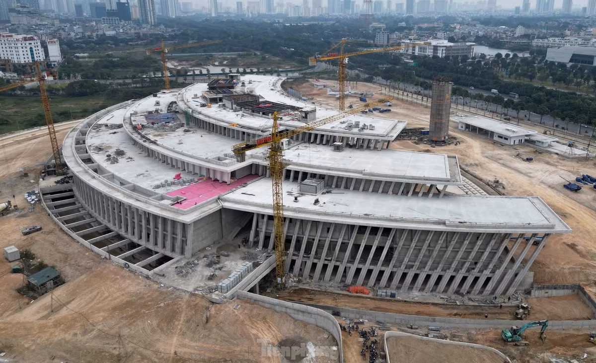 Dự án bao gồm hệ thống thang bộ, thang máy, hệ thống chiếu sáng được thiết kế hài hòa với chiếu sáng kiến trúc công trình và ánh sáng tự nhiên, sử dụng hệ thống thiết bị đa phương tiện kết hợp với hệ thống âm thanh định hướng để khách tham quan có thể tự do tương tác, đem lại trải nghiệm mới mẻ.