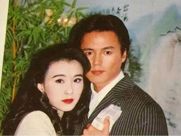 Bên cạnh sự nổi tiếng và giàu có, Tiêu Tường cũng là người đẹp lắm thị phi của làng giải trí. Theo truyền thông, hơn 30 năm trong nghề, nữ diễn viên được cho là đã hẹn hò với tổng cộng hơn chục người đàn ông là những đại gia, doanh nhân giàu có tên tuổi trong xã hội như Lâm Kim Long, Huỳnh Khổng Tường, Phạm Khả Khâm, Tào Hưng Thành, Mục Hiểu Quang... Song cô hầu như không công khai các mối quan hệ bởi trong số hơn chục mối tình thì 13 lần là "tiểu tam", cặp kè với những người có gia đình và đã có người tình.