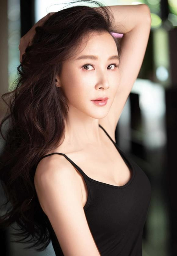 Với lợi thế ngoại hình, nhiều người tin rằng Tiêu Tường sẽ trở thành "biểu tượng" của giới giải trí Hoa ngữ. Nhưng trong số các bóng hồng nổi danh cùng thời, danh tiếng của nữ diễn viên lại sớm lụi tàn. Cô rút lui khỏi làng giải trí từ năm 2006. Hiện ở tuổi 55, nữ diễn viên vẫn sở hữu vẻ trẻ trung cùng thân hình thon gọn gợi cảm. Tuy nhiên, cô vẫn đi về lẻ bóng, chưa kết hôn và sinh con.