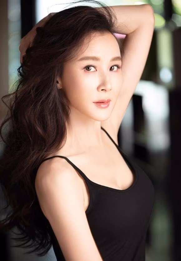 Với lợi thế ngoại hình, nhiều người tin rằng Tiêu Tường sẽ trở thành "biểu tượng" của giới giải trí Hoa ngữ. Nhưng trong số các bóng hồng nổi danh cùng thời, danh tiếng của nữ diễn viên lại sớm lụi tàn. Cô rút lui khỏi làng giải trí từ năm 2006. Hiện ở tuổi 55, nữ diễn viên vẫn sở hữu vẻ trẻ trung cùng thân hình thon gọn gợi cảm. Tuy nhiên, cô vẫn đi về lẻ bóng, chưa kết hôn và sinh con.