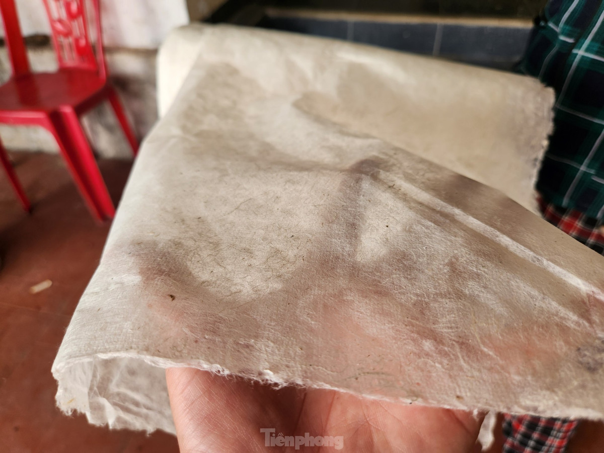 Những tấm giấy dó mỏng sau khi hoàn thiện được bà Hải bán cho các thương lái với giá 4.000 đồng/một tờ. Giấy dó mua về thường được dùng để làm quạt giấy, cuốn hương trầm hoặc gói cá biển.