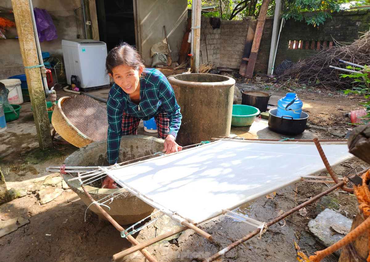 Bà Hải cho biết trước đây thời thịnh vượng, làng nghề giấy dó ở xã Nghi Phong có đến cả trăm hộ dân làm. Tuy nhiên, trải qua thời gian dài hiện chỉ còn 6 hộ gia đình còn làm nghề. Những hộ gia đình khác đều đã chuyển đổi sang công việc khác hoặc đi làm ăn xa quê hương. Đây cũng là làng nghề giấy dó độc đáo và duy nhất tại tỉnh Nghệ An.