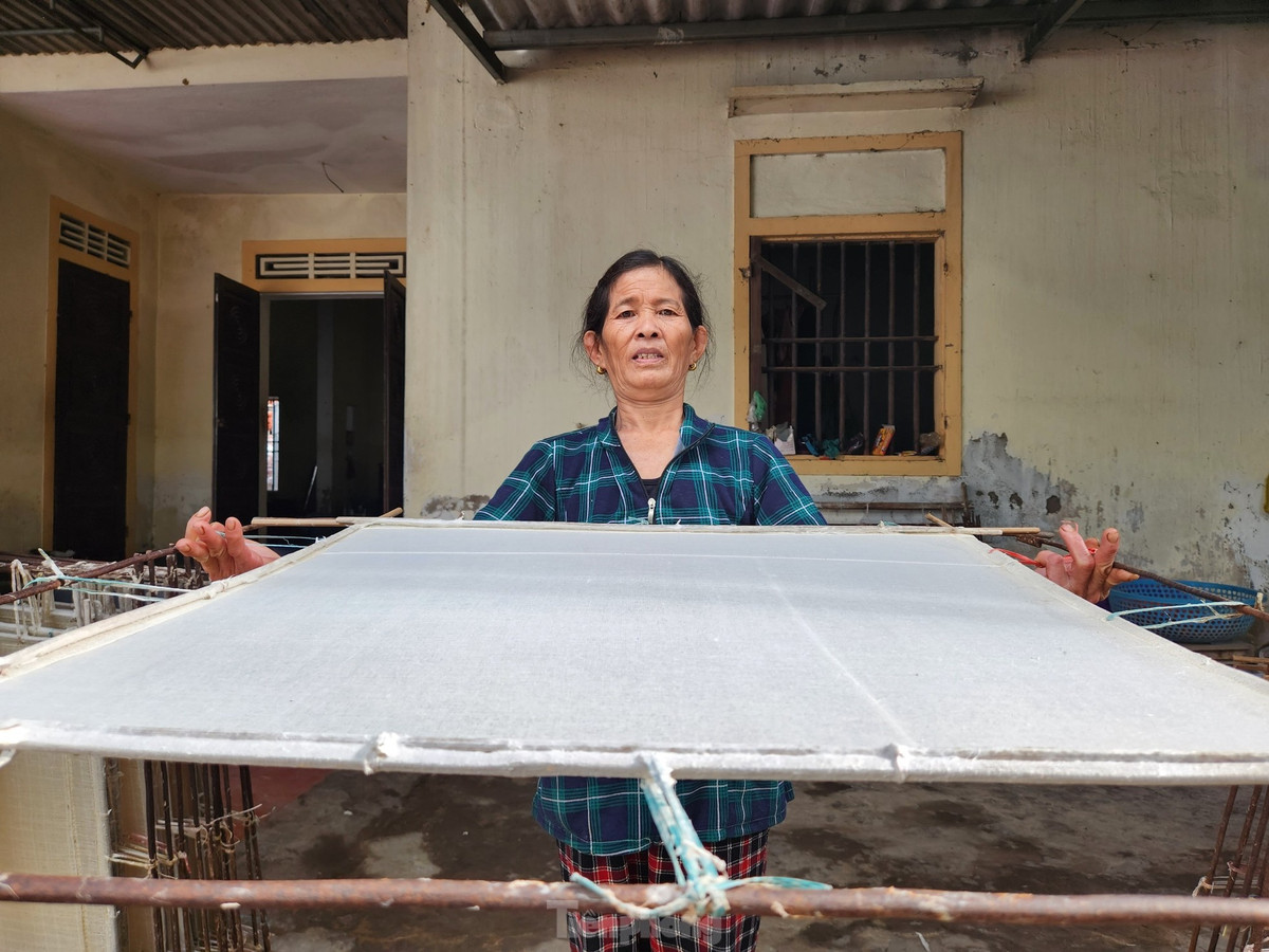 Khung để làm ra giấy dó được ghép lại từ những thanh tre và vải màn. Phía ngoài có một khung làm bằng sắt chắc chắn để căng cho khung và tấm vải màn được căng, phẳng. Khung làm giấy được định hình theo khuôn mẫu và kích thước sẵn có.