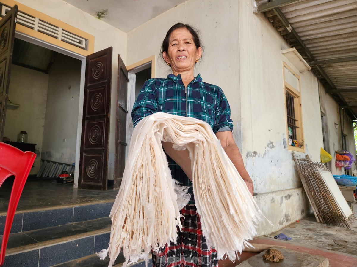 Bà Trương Thị Hải chia sẻ nghề giấy dó hiện đang dần mai một. Một phần vì thu nhập bấp bênh, một phần vì lao động trẻ không còn theo nghề làm giấy dó của cha ông để lại mà đi làm những công việc khác. Tuổi đã cao nhưng bà Hải cho biết sẽ cố gắng giữ lấy nghề truyền thống.