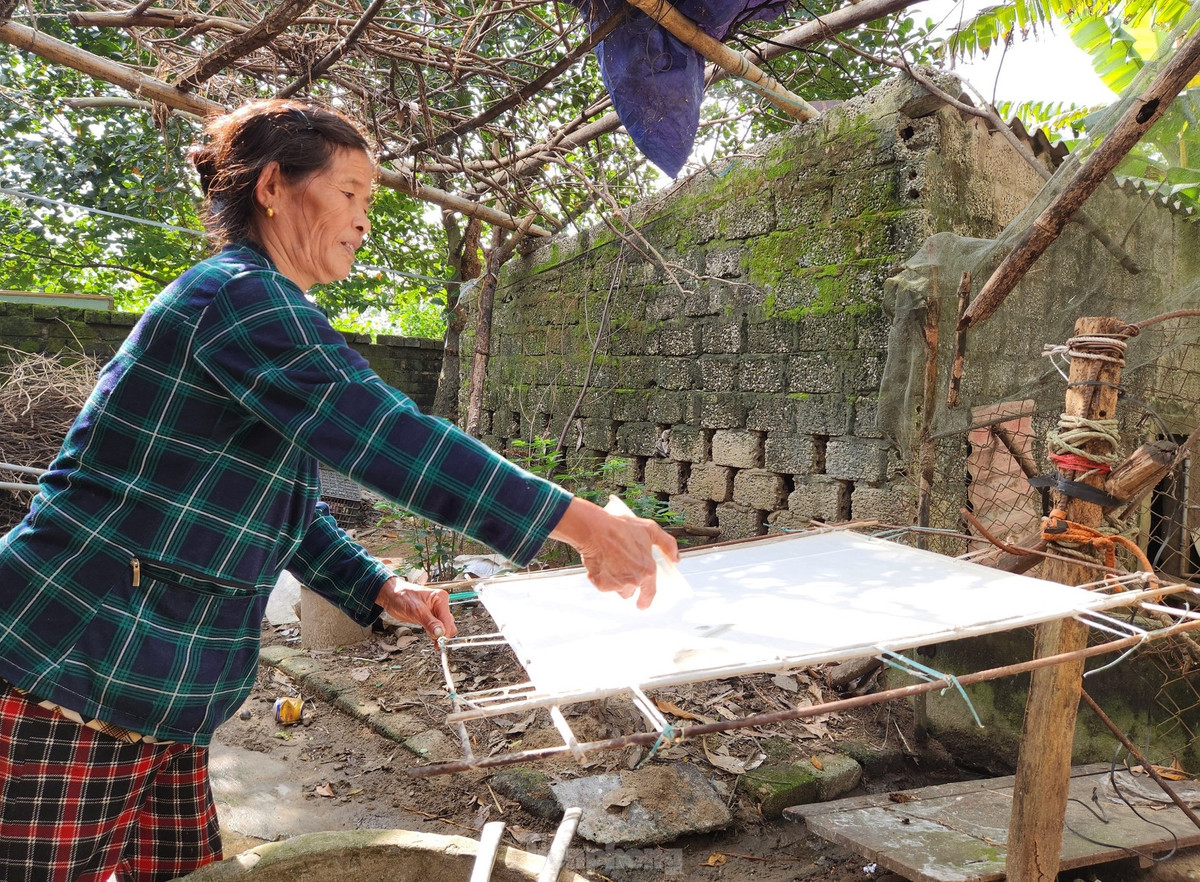 Mỗi ngày, một mình bà Hải có thể làm ra được 40 tờ giấy dó. Khi có sự giúp sức của chồng và con, bà Hải có thể làm ra được hơn trăm tờ giấy dó. Mọi công đoạn làm ra giấy đều bằng thủ công mà không có bất cứ máy móc, hóa chất nào hỗ trợ nên khá vất vả.