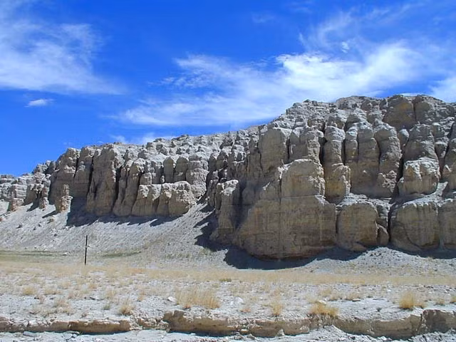 Đá khắc là một trong những kho báu quý giá của vương quốc Guge. Bức tường thành gồm 4.502 phiến đá bầu dục điêu khắc hình ảnh và chữ Tây Tạng. Sau nhiều thế kỷ, hầu hết hình ảnh và chữ viết đã bị mờ hoặc phá hủy, nhưng vẫn giữ được nét nghệ thuật và ý nghĩa sâu sắc.