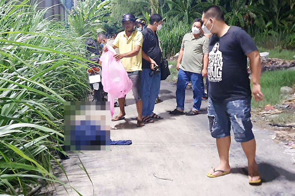 Nguoi dan ong tu vong trong tu the ngoi guc dau vao xe may