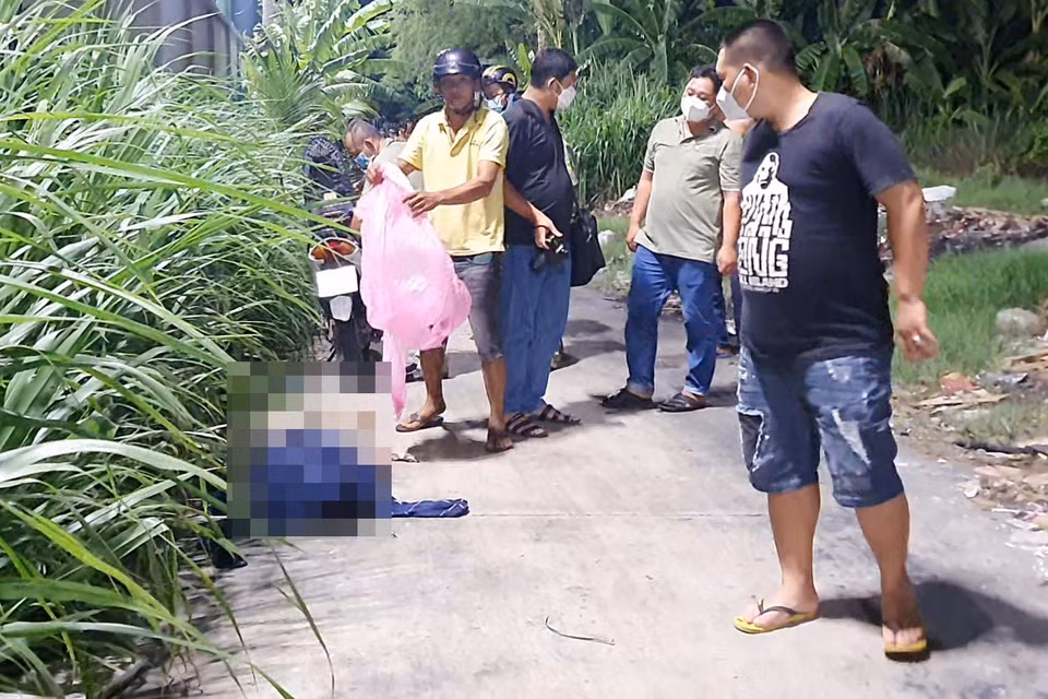 Nguoi dan ong tu vong trong tu the ngoi guc dau vao xe may