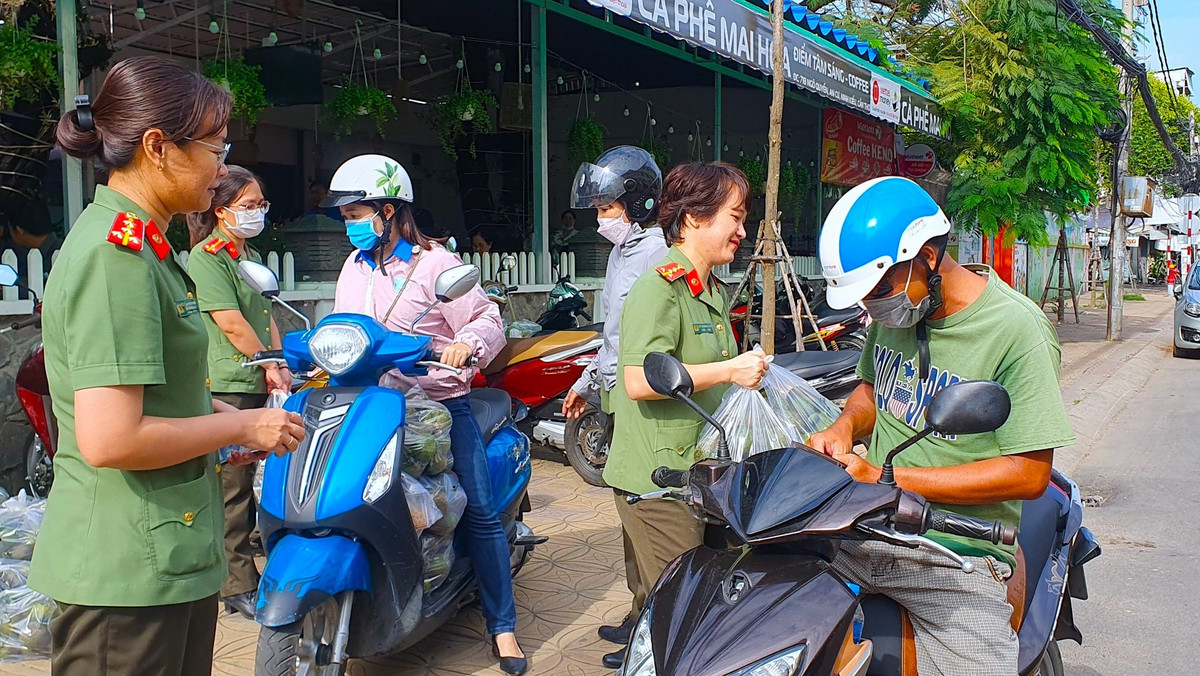 Đồng cảm và sẻ chia, nhiều cá nhân, đơn vị ở TP Cần Thơ đã tổ chức mua cam sành và đem đi tiêu thụ. Mỗi túi cam 5kg được bán ra với giá 30.000 đồng để phần nào hỗ trợ bà con nông dân.
