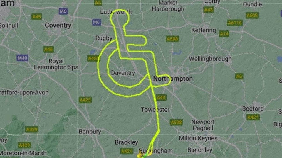 Phi cong khuyet tat 've' xe lan tren bau troi