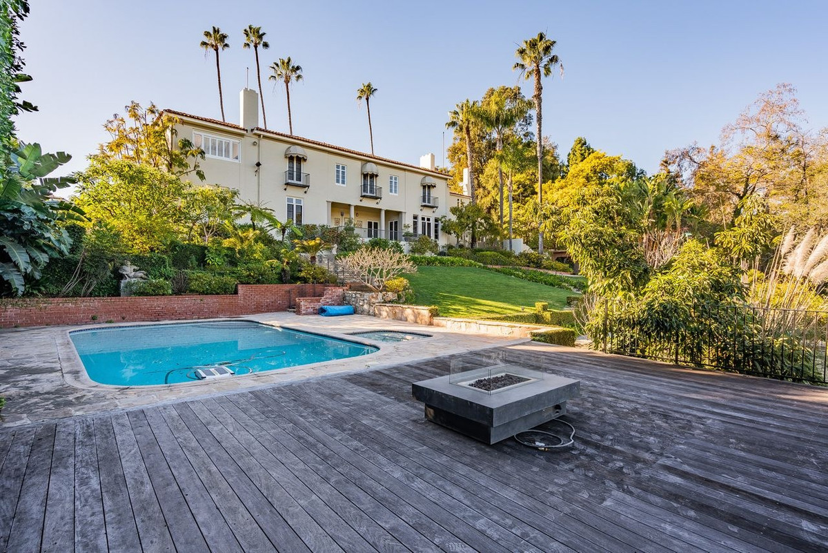 Can biet thu 'cuu' The Beatles khoi fan cuong trong tour luu dien-Hinh-2