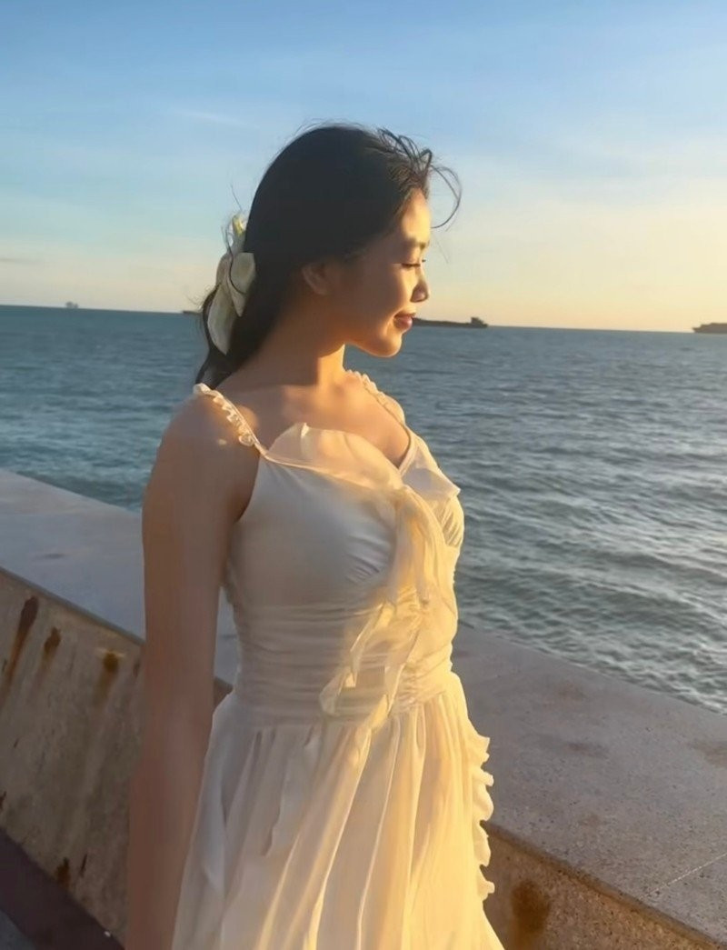 Hoc cach chon do di bien toa sang cua con gai MC Quyen Linh-Hinh-2