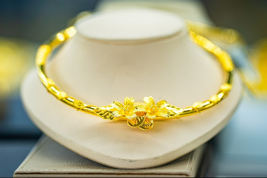 Gia vang hom nay 17/1: Vang giam nhe, nha dau tu nen than trong